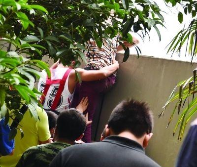 2小時后，該包工頭終于被抱下來了。