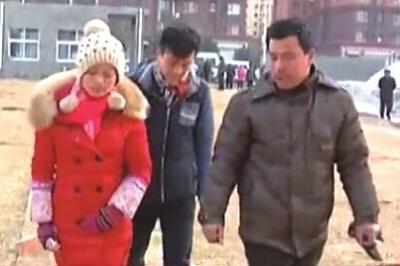 “失蹤”后又回家的越南新娘小吳(左)和家人到警方報案。視頻截圖
