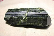 近日，商南縣奇石愛好者潘某在青山鎮(zhèn)鐵礦開采區(qū)發(fā)現(xiàn)一塊疑似綠簾石，有待相關(guān)專家和權(quán)威機(jī)構(gòu)認(rèn)定。