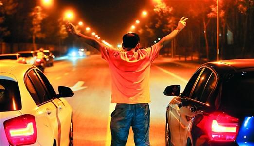 2013年8月25日凌晨，北京，在東壩大街路口進(jìn)行的一場(chǎng)飆車。