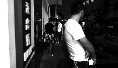 通過聊天軟件陌陌，男子小黃認(rèn)識(shí)了女孩小李，兩三天后，兩人就住到了一起。但好景不長(zhǎng)，兩人在一起僅過了十幾天，戀愛關(guān)系即破裂，小黃稱曾給小李花了一萬余元。日前，小黃以詐騙為由將小李帶到派出所。