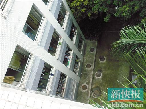 據目擊者稱,當時墜樓者躺在右排中、下兩個井蓋中間附近。