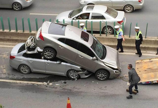 交警正在將兩車分開。