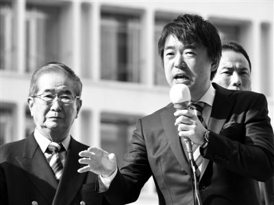 29日，日本著名極右翼分子石原慎太郎（左）和新生代右翼政客橋下徹在東京街頭演講拉票。