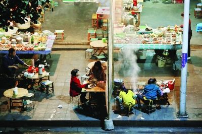 那邦鎮(zhèn)以往熱鬧的夜市，因為中緬邊境的戰(zhàn)亂，而變得冷冷清清 特派記者 賈代騰飛 攝