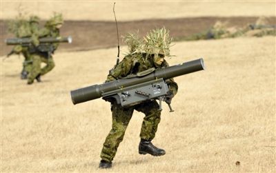 “作戰” 1月13日，日本自衛隊一隊員在新年軍演中手持武器，發動進攻。媒體尚未公布1月22日的美日聯合軍演圖片。