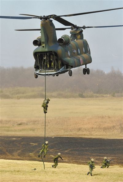 “登島” 1月13日，位于東京的習志野市，日本自衛隊隊員在新年軍演中演練直升機登島行動。