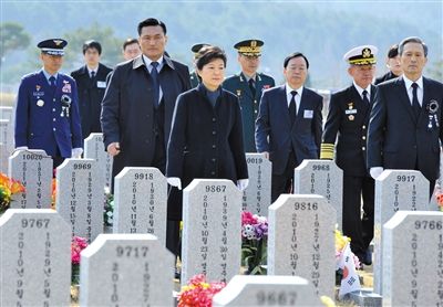 26日，韓國總統樸槿惠參加“天安”艦事件3周年紀念活動，悼念在事件中身亡的韓國士兵。