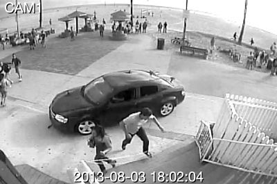 監控錄像截屏圖：3日，美國洛杉磯市，一輛汽車沖進威尼斯海灘棧道上的人群。圖/東方IC