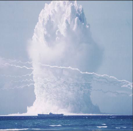 1958年，一枚只有廣島原子彈一半大小的小型原子彈被引爆，數噸海水被掀起，產生驚人的破壞力。