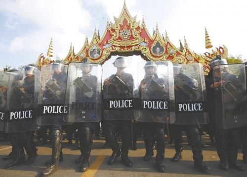 14日在泰國曼谷，政府出動數千名防暴警察，以奪回政府大樓和其他 泰數千防暴警察和平清場 被示威者占領的區域。
