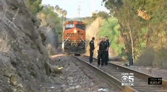 當時詹娜未注意火車駛來有真空效應，為撿手機而被吸入車底喪命。