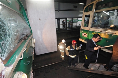 5月2日，韓國首爾，首爾2號線地鐵去往蠶室方向的一趟列車在上往十里站撞上了一趟?？吭谡緝鹊牧熊?。