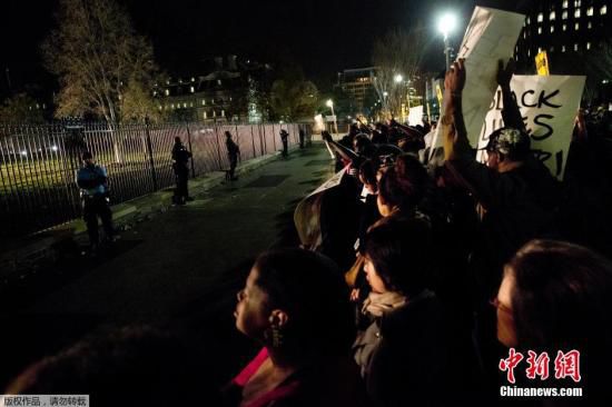 美國白宮前擠滿了抗議槍殺黑人青年的白人警察免遭起訴案件的美國民眾。