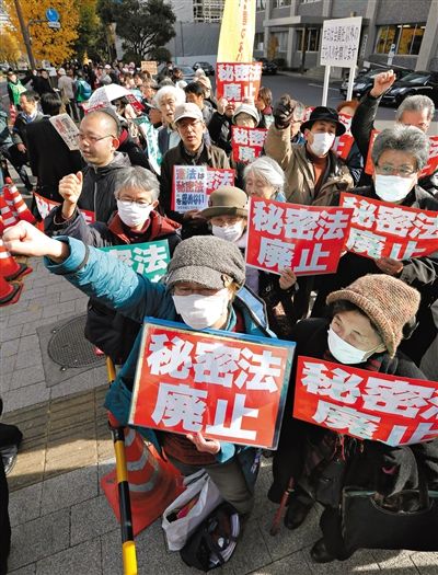 10日，日本東京，民眾聚集在首相官邸前，抗議當天生效的《特定秘密保護法》。
