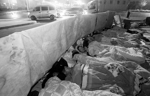在寒冷的冬夜，為了能省點(diǎn)錢，方便接活，民工們?nèi)运跇蛳隆? complete=
