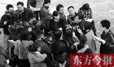 經適房“下課”，公租房的申請、租金等備受關注，圖為鄭州市房管局規劃和住房保障處處長馮榮智被媒體記者“