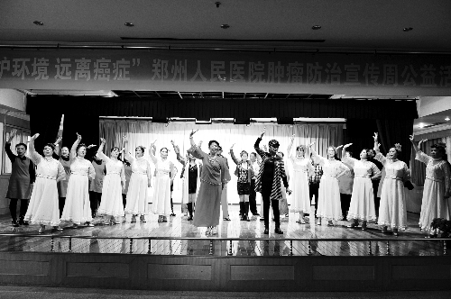 昨日，鄭州人民醫院舉辦了一臺特殊的晚會，表演的和看表演的大都是癌癥患者 河南商報記者 王春勝/攝　