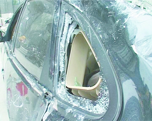 爆炸導致部分窗玻璃碎裂掉落,殃及樓下停放的轎車。