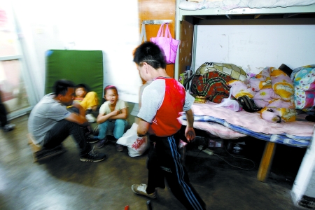 孩子們住在這里，沒有上學，大部分時間是練功，出去表演