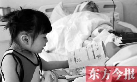 　昨天上午，鄭州市骨科醫(yī)院病房?jī)?nèi)，李剛躺在病床上，女兒嘟嘟在安靜地看書(shū)