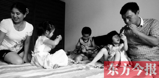 昨日，鄭州市民蔣先生的家中，一家人陪著妞妞（右二）玩耍
