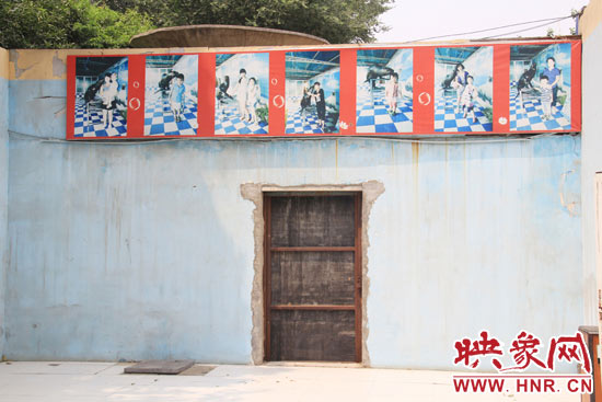 在鄭州市動(dòng)物園內(nèi)的海獅館內(nèi)，隨處可見(jiàn)游客與動(dòng)物合影的宣傳畫(huà)。