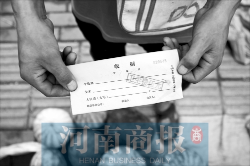 百花路附近的瓜農(nóng)宋師傅交完衛(wèi)生費后收到一張收據(jù)，但沒有收款單位