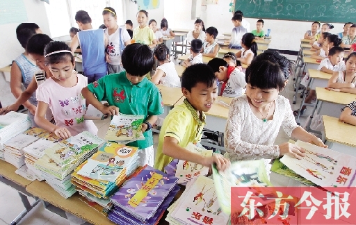 昨日，鄭州市中小學開學，鄭州市帝湖小學教室內，學生們在免費領課本
