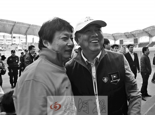 比賽結束后，老胡熱情擁抱老唐。