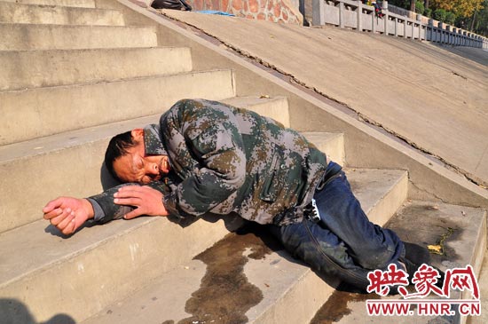 這名男子的衣服以及褲子全濕透了，水從衣褲里流出來(lái)，嘴里散發(fā)著濃烈的酒氣。