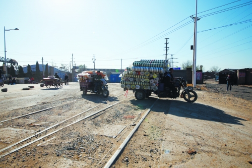 這里常?！叭搜鲴R翻”,常有婦女騎車帶孩子摔得頭破血流