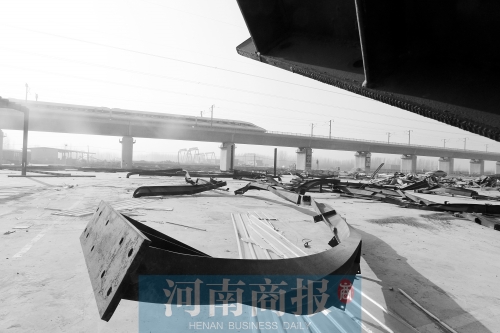 　鐵路兩側，不少建筑物已經被拆除