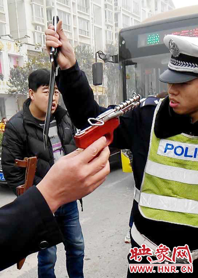 據(jù)當(dāng)事交警描述，男子自知車(chē)上有刀，在車(chē)輛被逼停后，車(chē)上的另一名男子試圖將刀具交給到達(dá)現(xiàn)場(chǎng)的同伴。