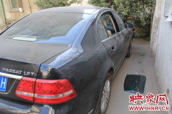 12月12日，鄭州金水區(qū)一小區(qū)汽車車窗被撬