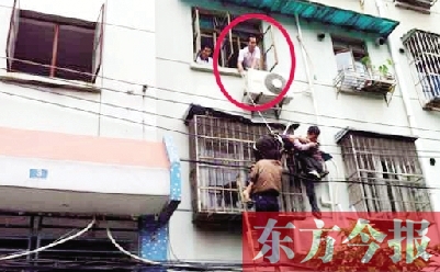 施救現場，劉鵬（圈內）先用繩子捆住老太確保安全 勞動報記者 郭娜 供圖