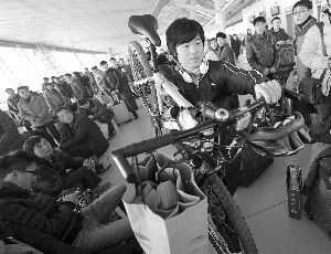 由于媽媽生病，盧文成只得中途放棄騎行改乘火車趕回老家。