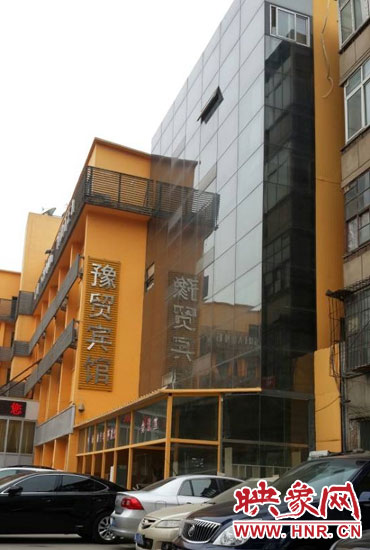 該酒店為加蓋樓層統一安裝上黑色玻璃，從前面看不出加蓋的痕跡