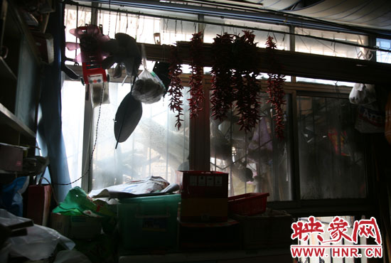受影響的住戶將自己的窗戶遮擋起來，以防被加蓋樓層住戶看到自家