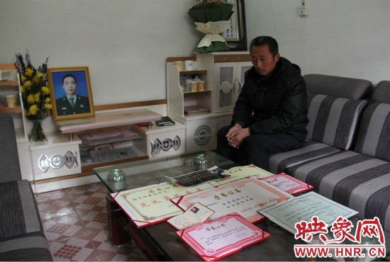救火英雄鄭春光的父親和兒子獲得榮譽證書。