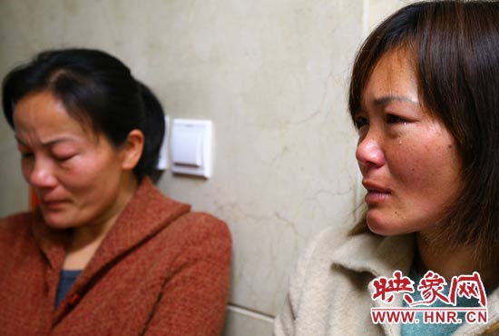 提及現(xiàn)狀，柴小快的女兒不住流淚。