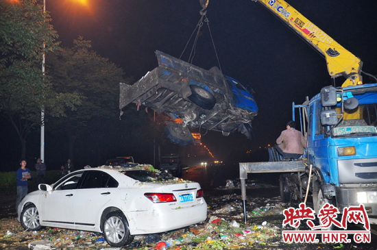 1點40許，兩輛車先后被吊起并拖離現場，停車場的幾位員工將路面清掃干凈，隨后該路段恢復通行。