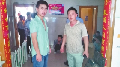 在吳文舉老師的幫助下，王強(qiáng)強(qiáng)（左）從傳銷窩點(diǎn)成功脫險(xiǎn)。