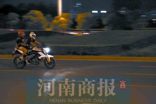 深夜，鄭東新區(qū)，不少人騎著摩托車呼嘯而過