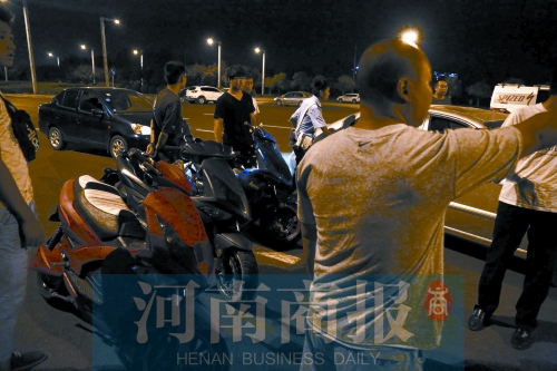 一小時內(nèi)，民警就扣了12輛摩托車、電動車
