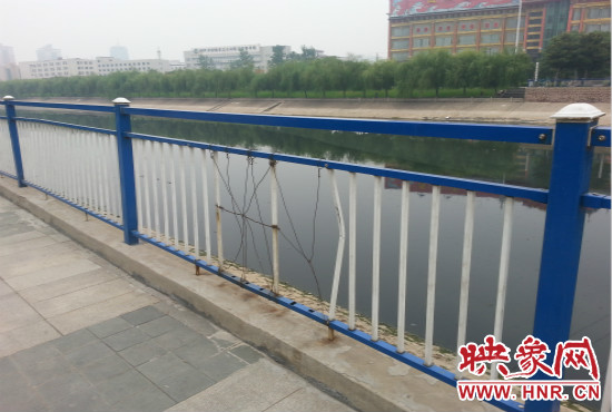 公園內(nèi)多個護(hù)欄中間的鋼筋條不翼而飛，僅僅是用幾根細(xì)細(xì)鐵絲纏住。
