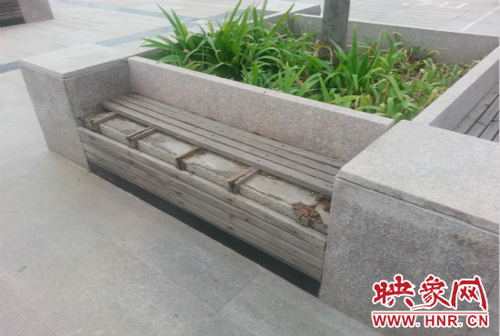 基礎(chǔ)設(shè)施破壞嚴(yán)重，一直無人修理。