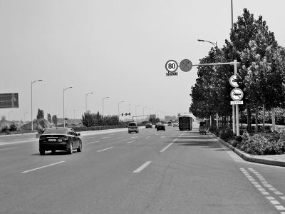 走訪鄭開(kāi)大道，記者發(fā)現(xiàn)路上的限速標(biāo)志已明顯減少。