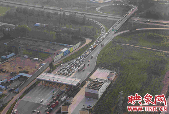 圖為鄭州環城高速航海路上下口，已經出現車輛排隊情況。