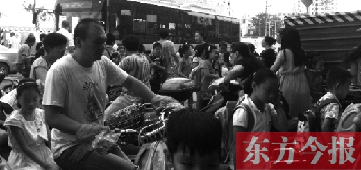 9月4日下午，文化路一小附近，大批陪讀家長接孩子。
